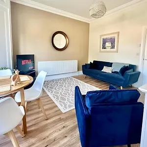Clifford's Reach At Bluebridge Court With Free Parking Apartment