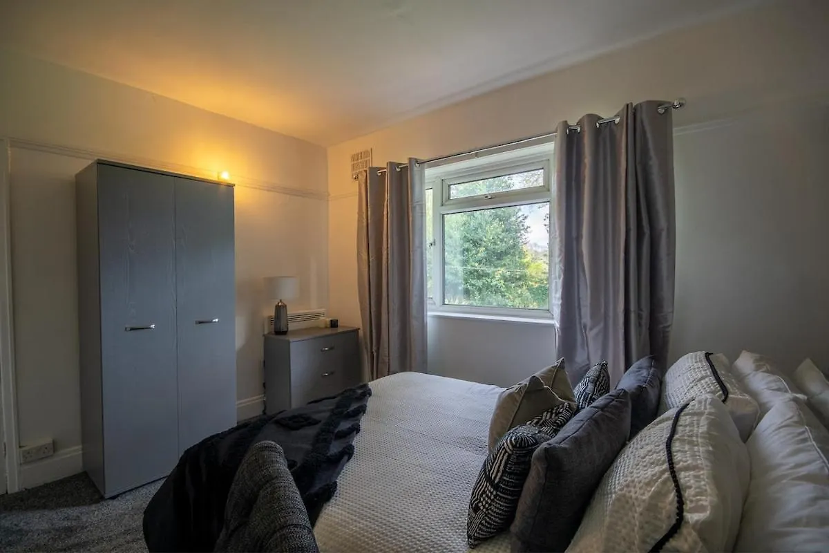 New Stylish York Home Sleeps 7 Parking & Garden